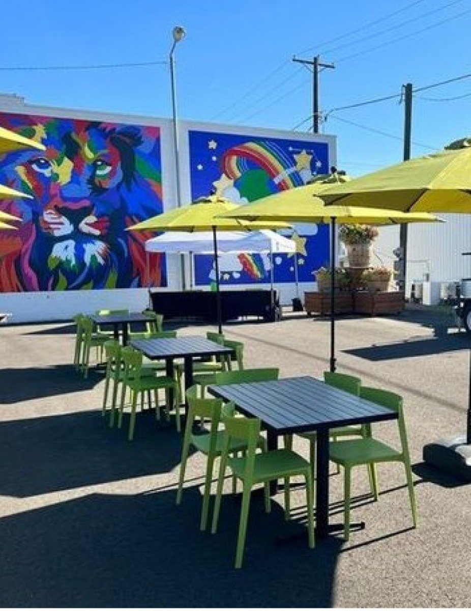 outdoor restaurant seating