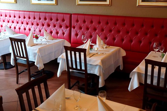 Tufted back restaurant booth